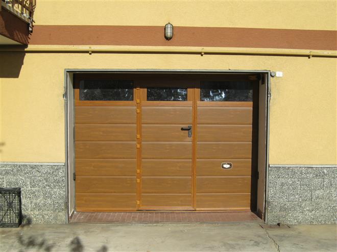 Porta Sezionale Simil legno con sezione vetrata e porta pedonale inserita
